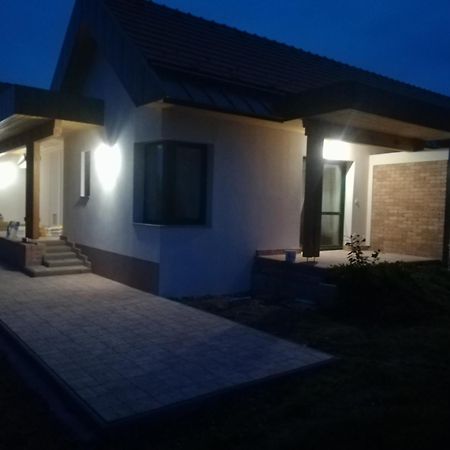 Edina Vendeghaz-Gyenesdias Apartment Luaran gambar