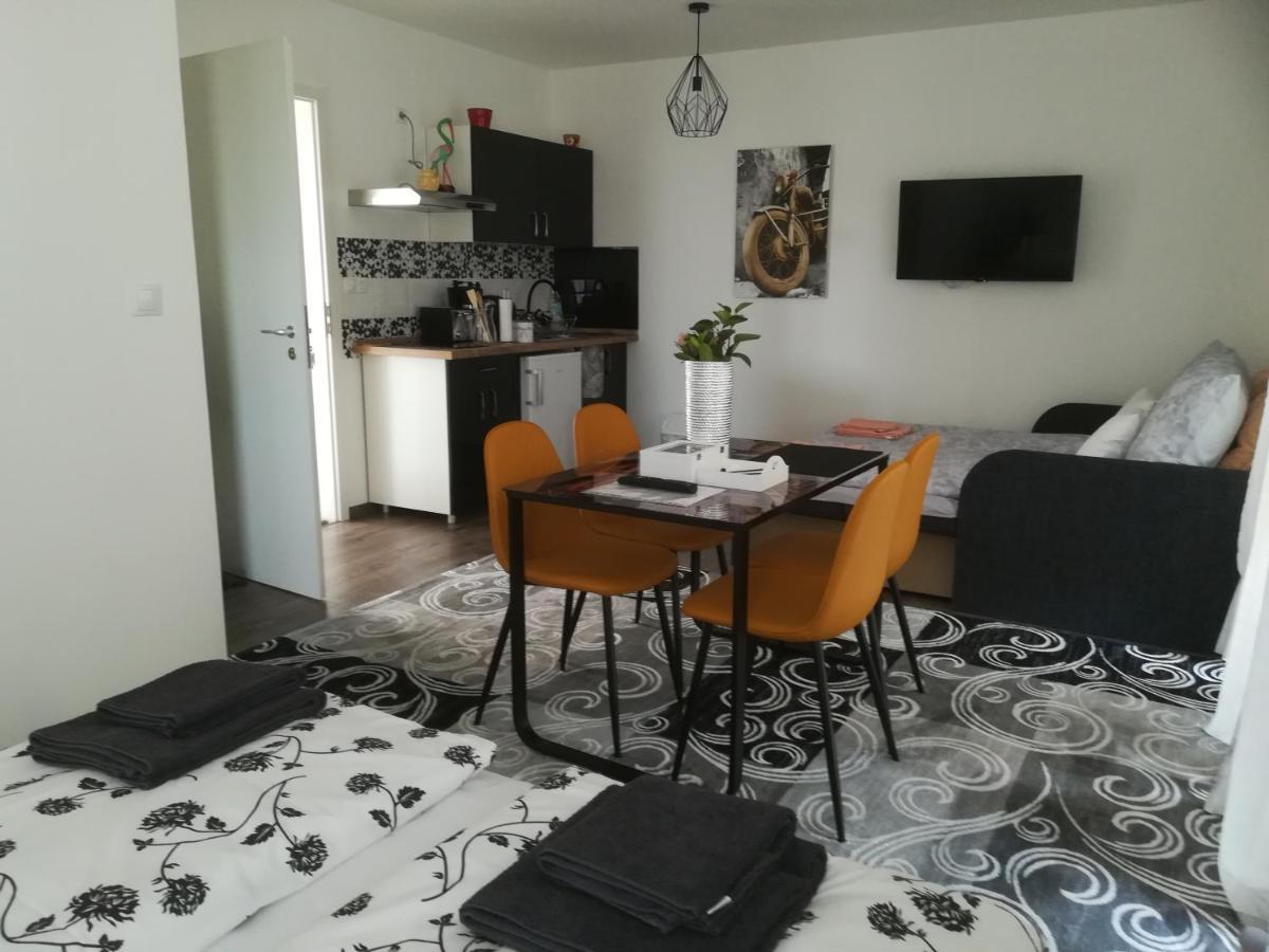 Edina Vendeghaz-Gyenesdias Apartment Luaran gambar