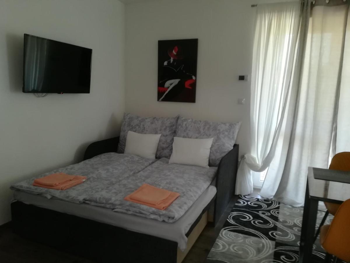 Edina Vendeghaz-Gyenesdias Apartment Luaran gambar