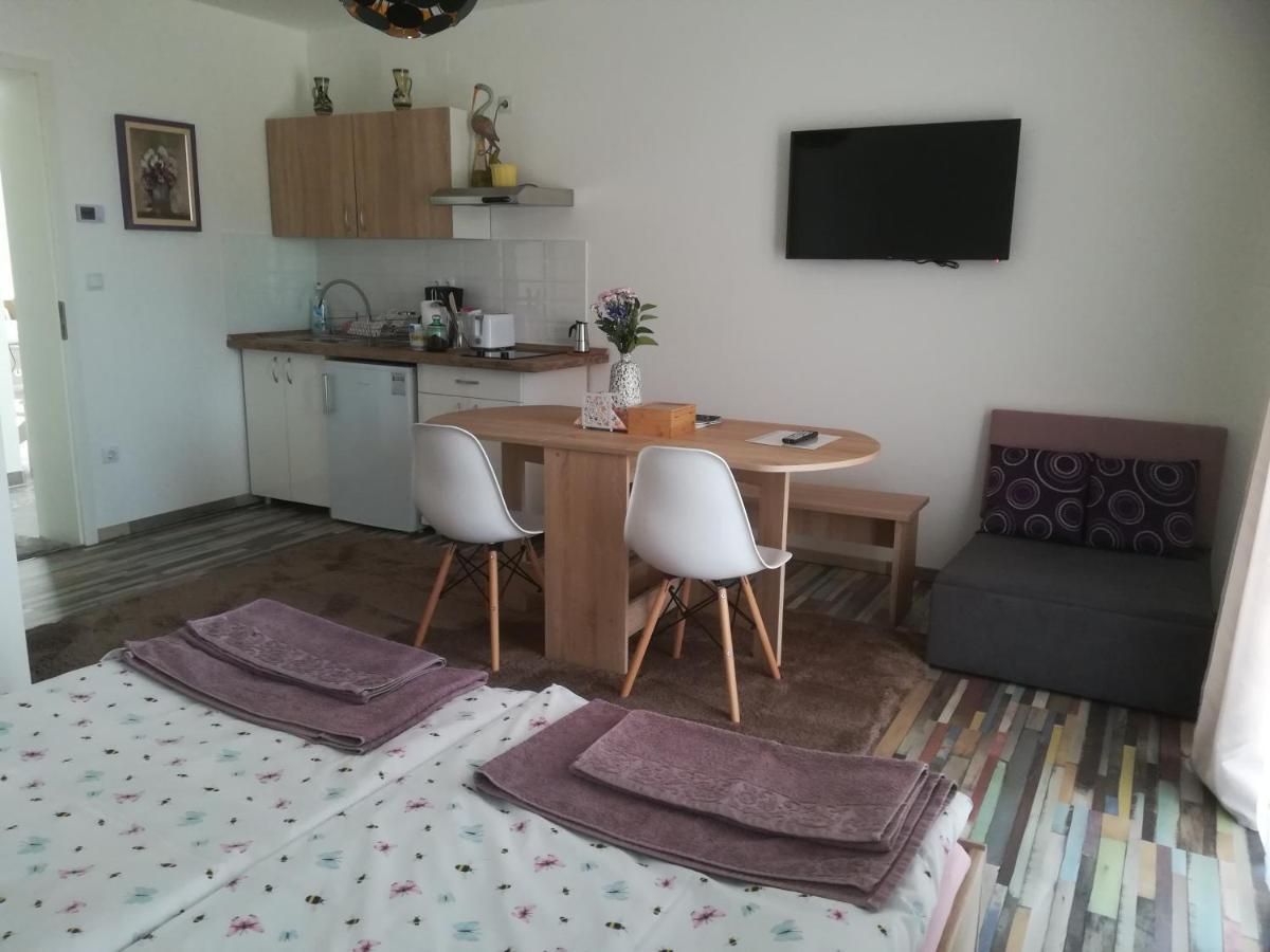 Edina Vendeghaz-Gyenesdias Apartment Luaran gambar