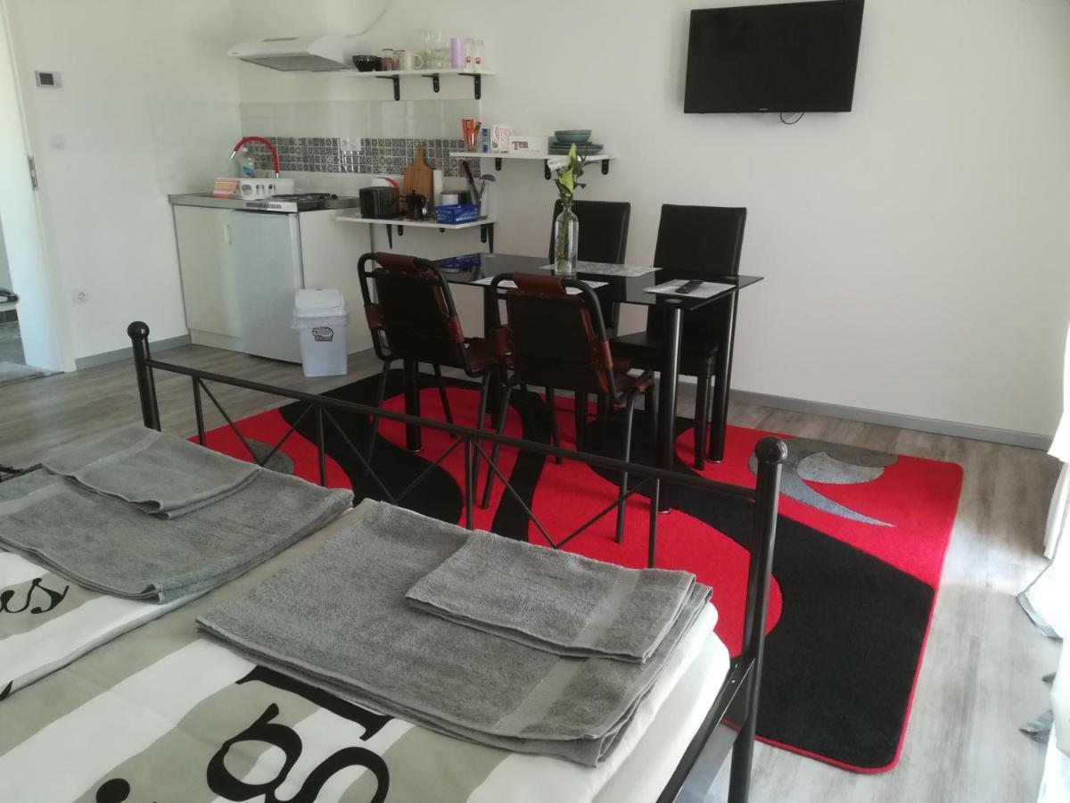 Edina Vendeghaz-Gyenesdias Apartment Luaran gambar