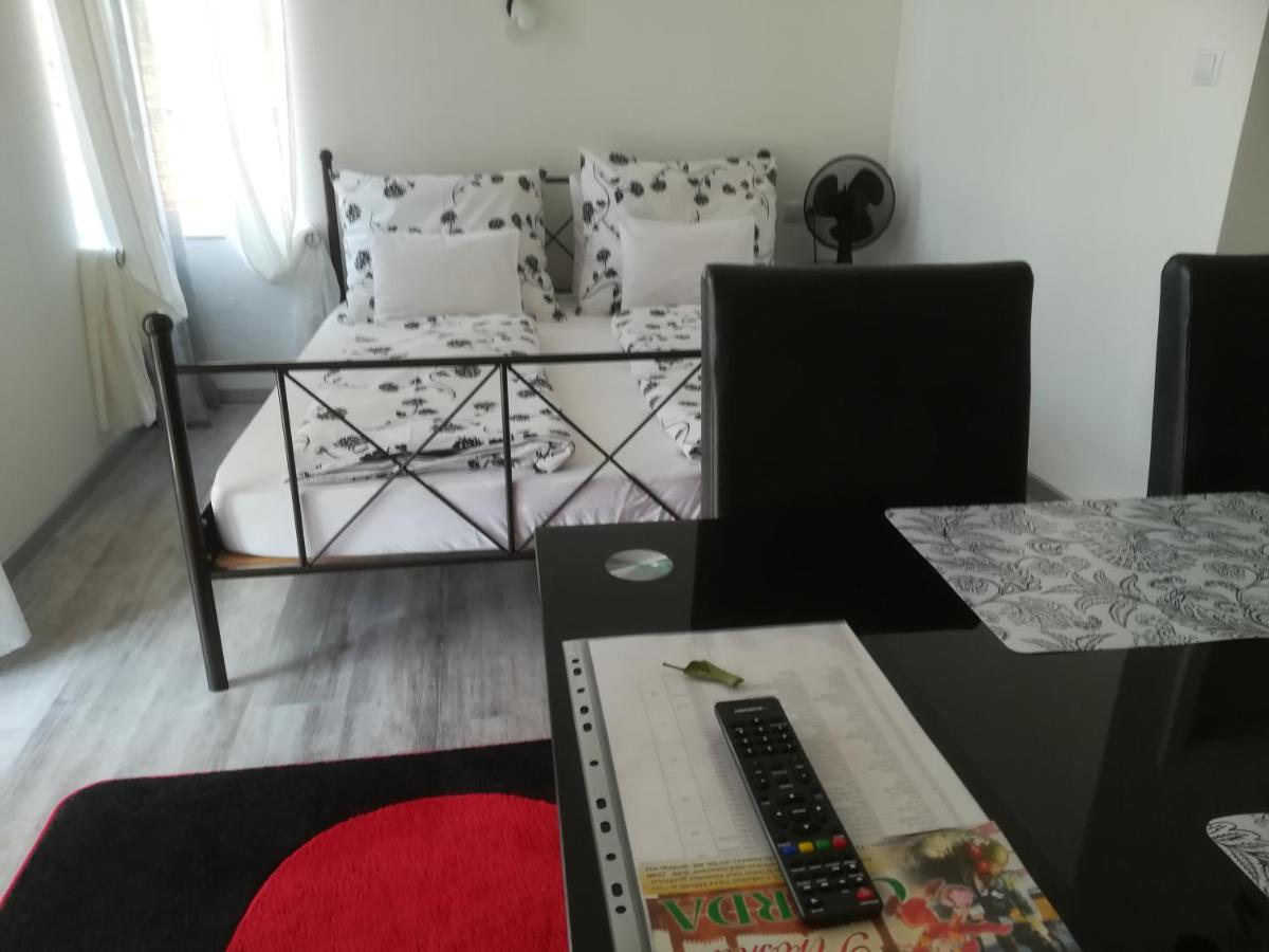 Edina Vendeghaz-Gyenesdias Apartment Luaran gambar