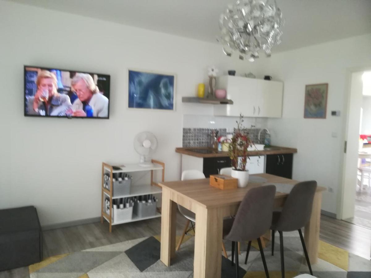 Edina Vendeghaz-Gyenesdias Apartment Luaran gambar