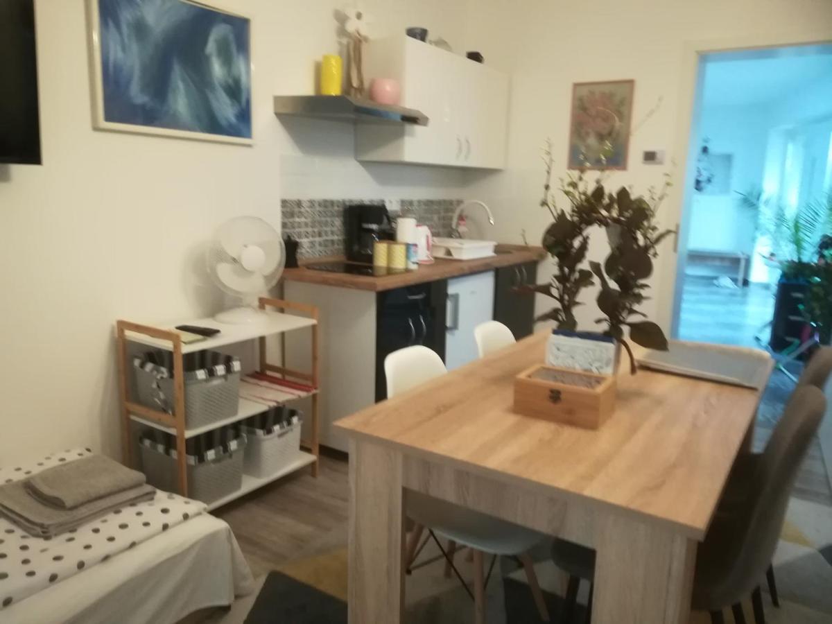 Edina Vendeghaz-Gyenesdias Apartment Luaran gambar